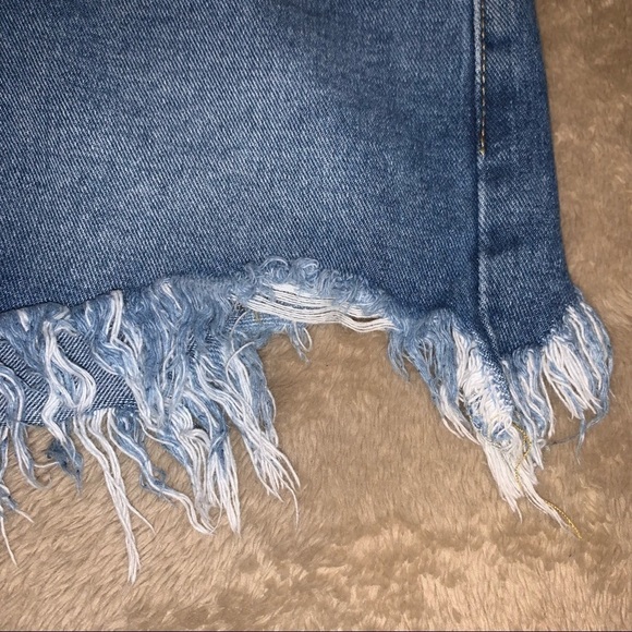 Boohoo Frayed Raw Hem Denim Mom Shorts Size 4 - Picture 3 of 10